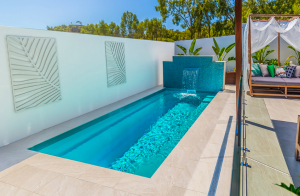 Taman dengan area berjemur dan kolam renang mini